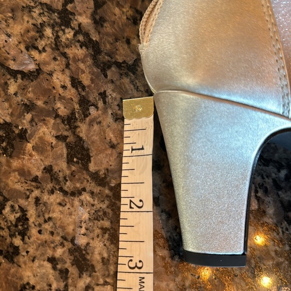 Easy Street silver satin Crissa heels NIB 6.5 - Picture 8 of 10